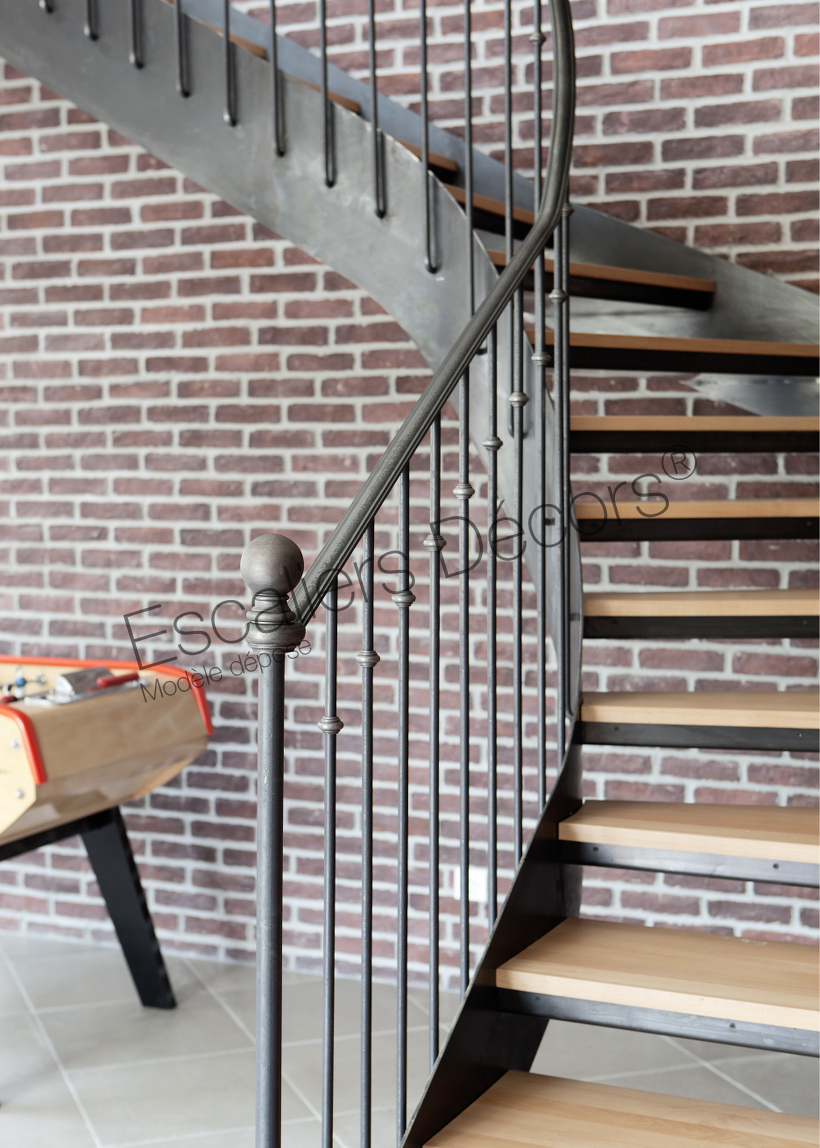 Photo DT106 - ESCA'DROIT® Balancé 1/4 Tournant Intermédiaire. Escalier intérieur balancé métal et bois style 'bistrot' pour une décoration classique. Vue 2